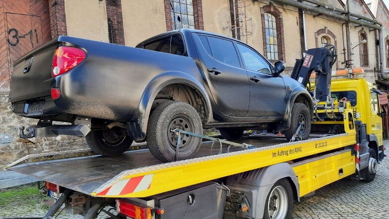 Bei Durchsuchungen stellten Polizisten am Donnerstag unter anderem diesen Mitsubishi L 200 sicher, der mutmaßlich aus einem Einbruch in Bautzen in der Nacht zum 24. Oktober 2023 stammt.