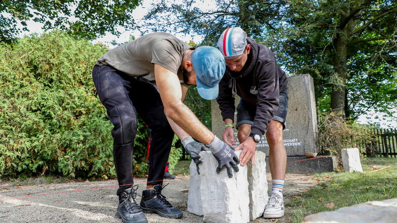 Auf dem jüdischen Friedhof in Zittau haben junge Menschen aus zehn Ländern mitgeholfen, die Umrisse der Trauerhalle wieder sichtbar zu machen.