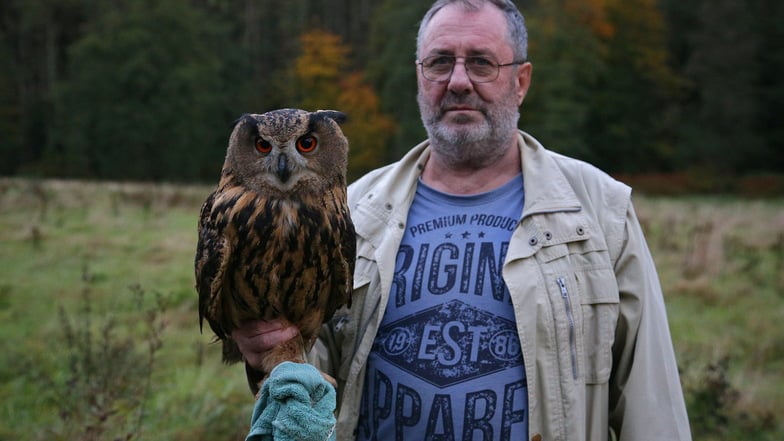 Vogelexperte Ulrich Augst vom Nationalpark hat den patschnassen Uhu gerettet.