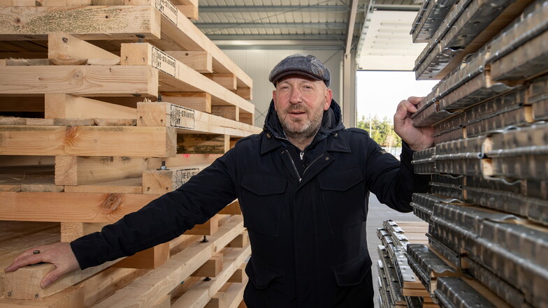 Hallen und Kisten machen die Holzindustrie zu einem erfolgreichen Betrieb. Mike Auris ist als Leiter Vertrieb und Kundendienst der, der sie verkauft.