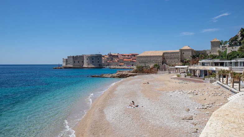 Blick auf einem Strand in Dubrovnik: Das beliebte Urlaubsland Kroatien hat grünes Licht für den Beitritt zum kontrollfreien Schengen-Raum bekommen.