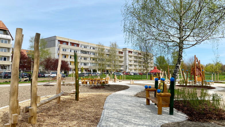 Der neue Spielplatz neben der Stadtbibliothek im Oberland ist fertig. Er wird am 13. Mai eingeweiht.