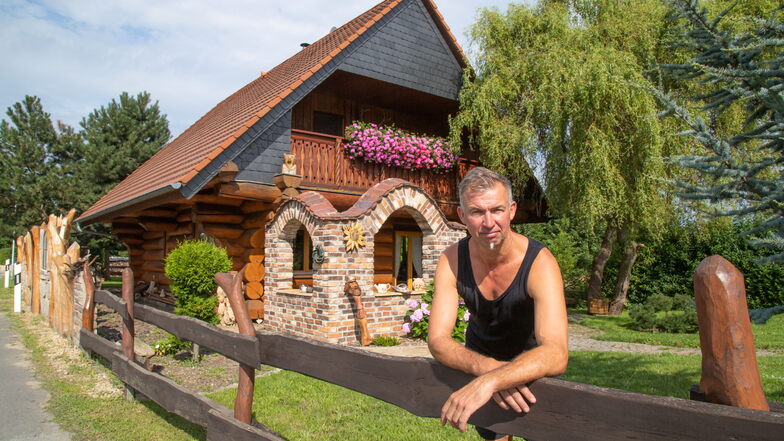 Steffen Schmidt wohnt in Biehain in einem Haus aus Rundholz. Das war schon immer sein Traum. Vor 16 Jahren hat er ihn sich erfüllt - mit viel Eigenleistung.