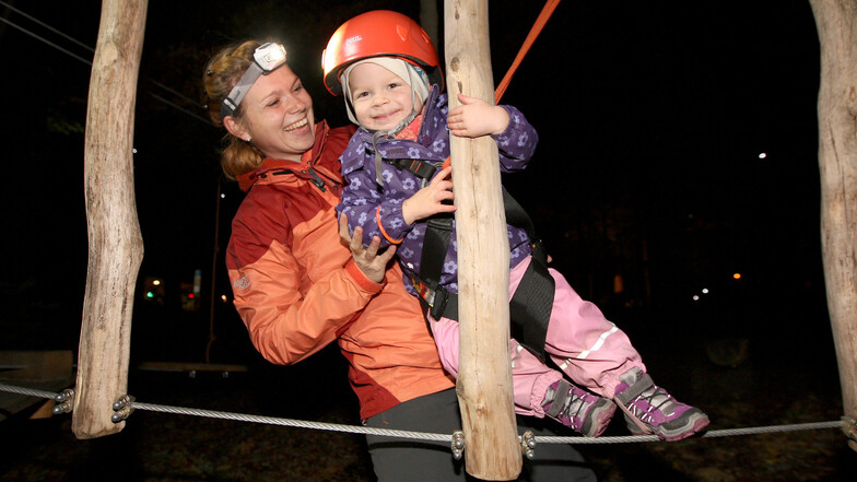 Zum Abschluss der letzten Saison wagten sich Sandra aus Kesselsdorf und ihre Tochter Laura beim Nachtklettern auf den Bambini-Parcours.