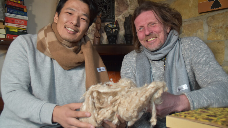 Götz Wiegand und Munkhbold Bold aus der Mongolei haben die präsentieren echte Kaschmirwolle aus der Mongolei und die neuesten Schals iher Firma Nobel Nomads.
Foto