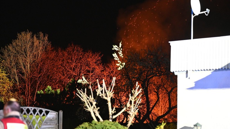 Die Feuerwehr musste in der Nacht zu Montag zu einem Feuer in einer Gartenanlage in Bautzen ausrücken.