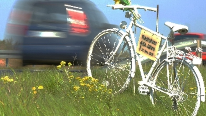 Ein weißes Fahrrad erinnert an der Unglücksstelle auf der S 81 bei Moritzburg an den getöteten Dresdner Amtsleiter.