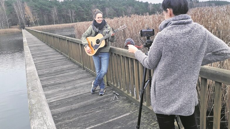 Begeistert von der Aktion eines virtuellen lebendigen Adventskalenders zeigte sich Sängerin und Songwriterin Susi Bonanox, die spontan zusagte. Für ihren Clip wählte sie die Braunsteichbrücke als Drehort.
Die Künstlerin ist in der Region bei Jung und