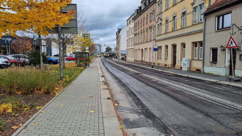 Voraussichtlich noch bis Ende November dicht: die Pulsnitzer Straße in Radeberg.