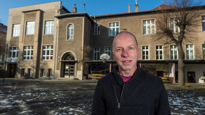 Geschäftsführer Ulrich Warnatsch steht vor der Hoffassade des Jugendhauses Wartburg. Deren Ansicht wird sich bei der Sanierung verändern.