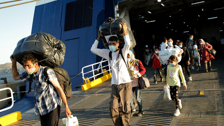 Ankommen auf dem Festland: Flüchtlinge verlassen eine Fähre im Hafen von Lavrio südlich von Athen. Mit der Verlegung aus den überfüllten Lagern auf den Inseln in der Ägäis sollen dort die Bedingungen verbessert werden.