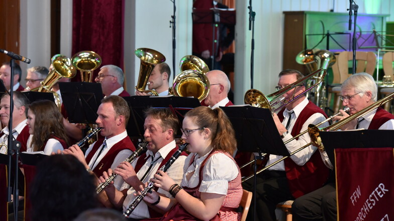 Hier spielt das Blasorchester Colmnitz. Es ist eines der Beispiele für das lebhafte Vereinsleben in der Gemeinde Klingenberg.