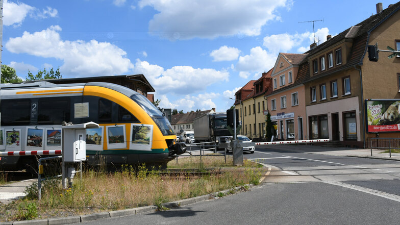 Ein Triebwagen der Odeg passiert auf der Fahrt zwischen Cottbus und Görlitz den Bahnübergang an der Bundesstraße B 115 in Rietschen. Der soll ab dem 24. August für knapp zwei Wochen gesperrt werden.