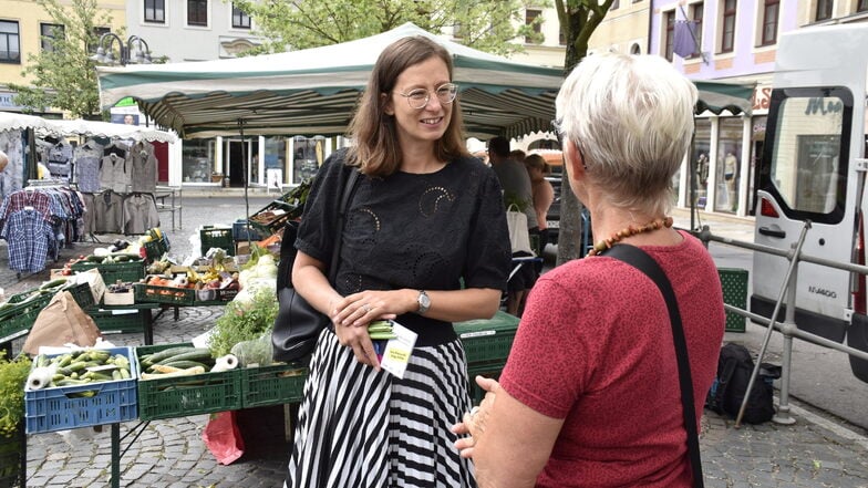 Oberbürgermeisterkandidatin Katja Mulansky (parteilos, nominiert von CDU, Grüne, SPD) auf dem Markt im Gespräch mit einer Radebergerin.