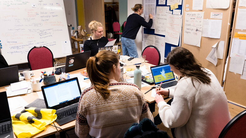 Viele junge Leute - oft Studenten - engagieren sich in diesen Tagen im Büro der Grünen auf der Jakobstraße in Görlitz.