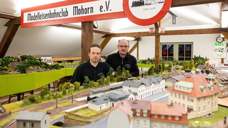 Stefan Müller (li.) und Hartmut Sachs vom Modellbahnclub "Triebischtal-Express" Mohorn bereiten die Modellbahnausstellung am 2. und 3. Dezember in Wilsdruff vor.