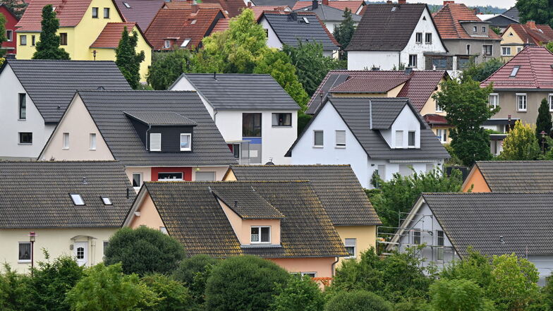 Auch Eigentümer von Grundstücken mit Eigenheimen müssen bis 31. Oktober die Grundsteuererklärung abgeben.