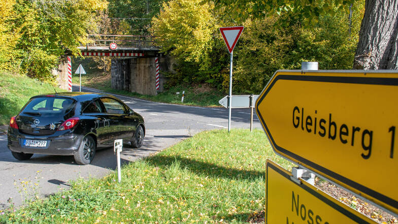 Drei Kreisstraßen treffen zwischen Gleisberg und Marbach aufeinander. Weil in der Mitte ein Baum steht und links die Bahnbrücke, ist die Einsicht für Kraftfahrer, die abbiegen wollen, sehr schlecht. Der Ortschaftsrat nimmt sich dieses Problems an.