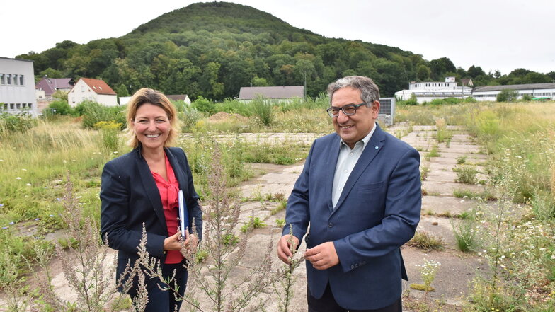 Schoofs-Geschäftsführer Mohamed Younis und Projektleiterin Teodora Ciota auf dem Gelände des zukünftigen Freitaler Stadtzentrums.
