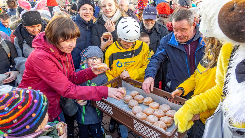 Die Stadtwerke Döbeln  verteilten hunderte Pfannkuchen.