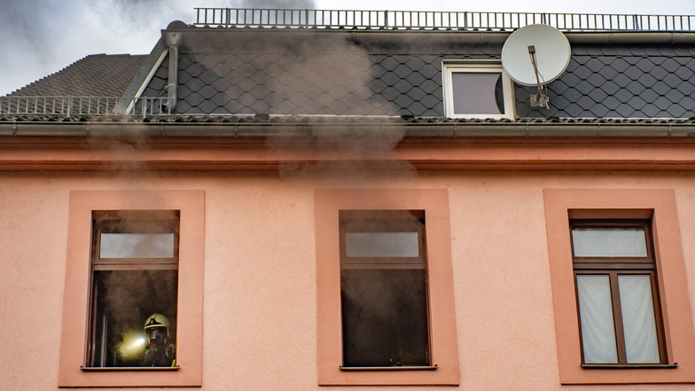 Im zweiten Stock eines Wohnhauses in der Ritterstraße hatte ein Weihnachtsbaum Feuer gefangen. Nach dem Löschen lüftet die Feuerwehr die Wohnung.