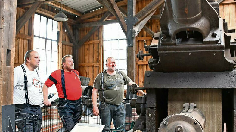 Tobias Falke, Reiner Voss und Werner Voss (von links) aus Winterberg im Sauerland bewundern die Holzschleifmaschine im Museum Sagar.