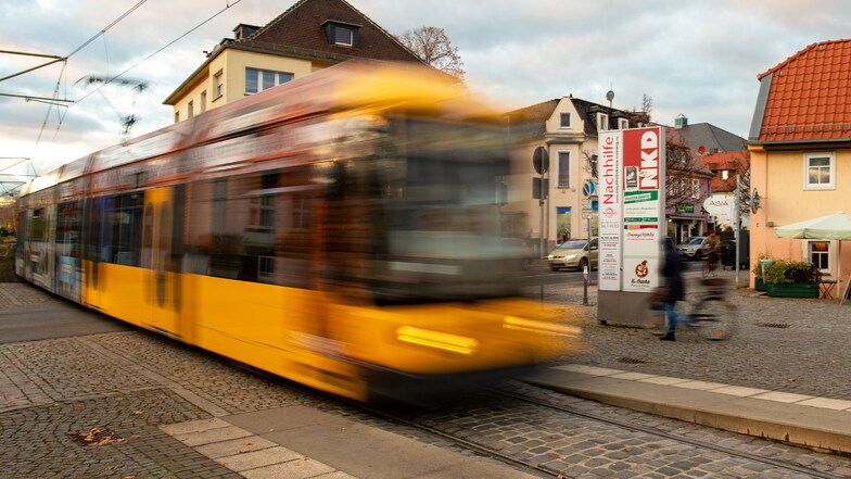 Die Straßenbahn der Linie 4 gehört zum vielfältigen Verkehrsangebot von Coswig. Bus, Straßenbahn und Zug ergänzen einanander.