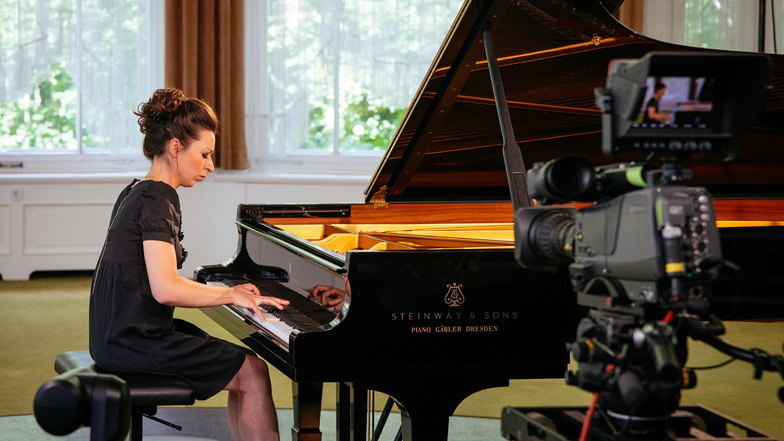 Kamera und Internet statt Konzertscheune und Publikum: Die russische Pianistin Yuilanna Avdeeva spielte zum Festivalstream 2020 in Gohrisch.