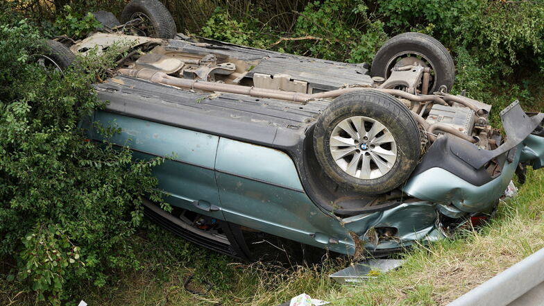 Der Fahrer eines BMW verlor auf der A4 die Kontrolle über sein Auto. Er wurde vom Rettungsdienst behandelt.