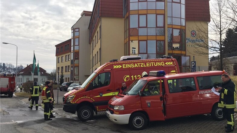 Am Mittag rückte die Feuerwehr am Altenpflegeheim auf der Steudnerstraße an.