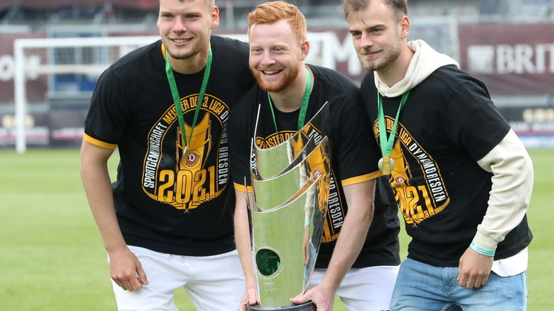 Paul Will (Mitte) feiert mit zwei Mannschaften innerhalb eines Jahres den Meistertitel in der 3. Liga, neben Kevin Ehlers (links) und Maximilian Kulke (rechts).