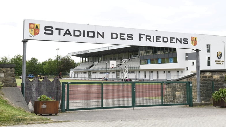 Das "Stadion des Friedens" in Freital-Burgk mit seinem noch im Bau befindlichen Funktionsgebäude. Im Sommer sollen die letzten Arbeiten erledigt sein.