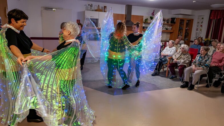 Vor einem Jahr hat die Harthaerin Franziska Franz eine Tanzgruppe für ältere Frauen gegründet. Nun sind sie in Seniorenheimen, wie das Pflege mit Herz unterwegs, um ihre Tänze vorzuführen.