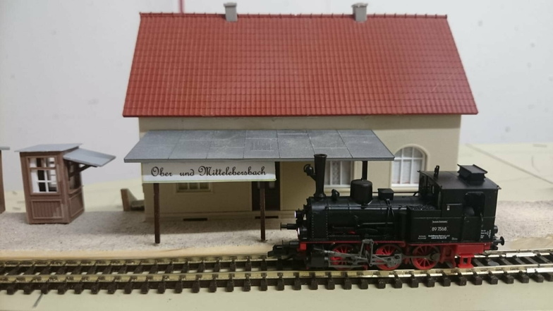 Der nachgebaute Ebersbacher Bahnhof in Miniatur. So gab es ihn nur auf Plänen.