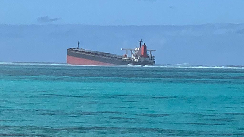 Die "Wakashio" war am 25. Juli vor der Ostküste von Mauritius im Indischen Ozean auf Grund gelaufen. Nun läuft Öl aus. Rund ein Viertel der 4.000 Tonnen Öl sind bereits in den Ozean gelangt.