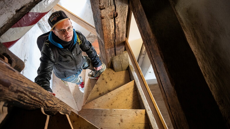 Die wievielte Treppenstufe das jetzt wohl war? Turmführer Ronny Förster beim Aufstieg auf dem Rathausturm.