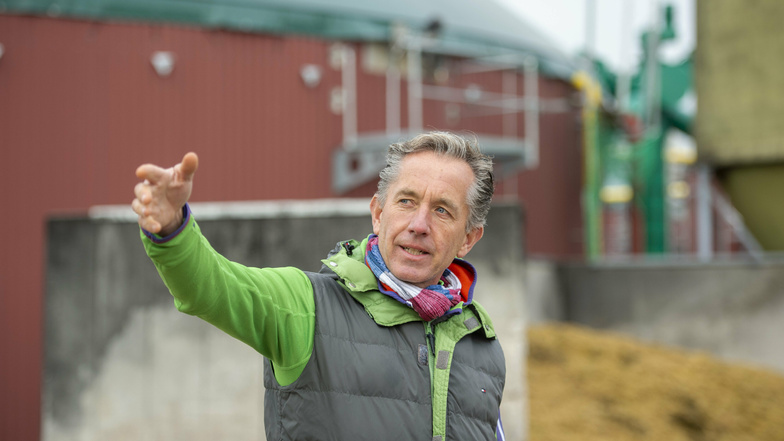 Der Geschäftsführer der Biogasanlage am Flugplatz zeigt die Veränderungen, die gerade umgesetzt werden.
