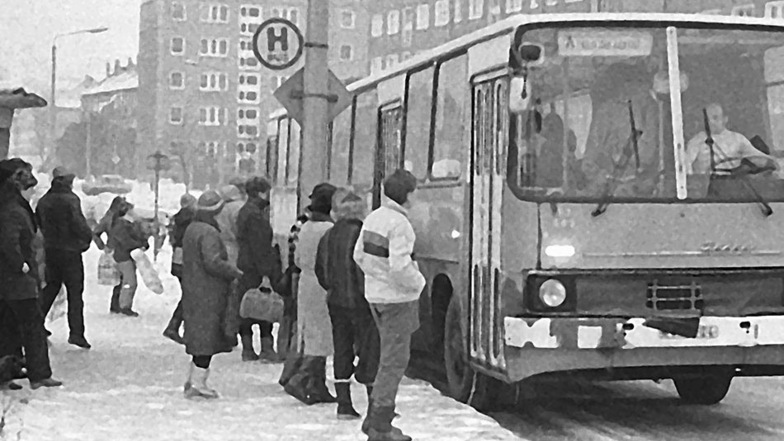 Ikarus-Gelenkbusse waren einst im Görlitzer Stadtbild sehr bekannt. Die historische Aufnahme zeigt einen dieser Busse 1985 auf der A-Linie, die damals im 20-Minuten-Takt zwischen Rauschwalde und dem Haus der Jugend fuhr.