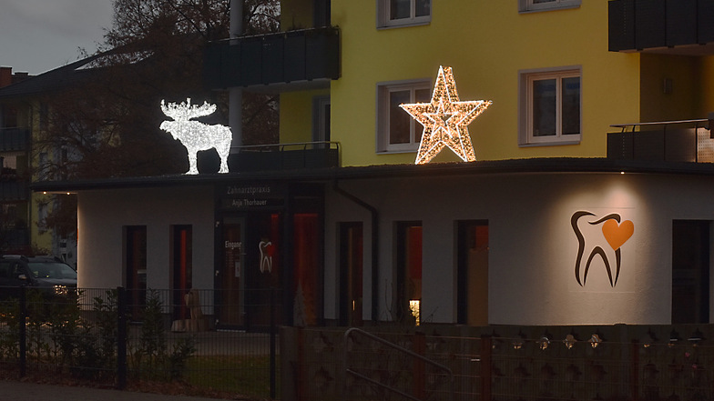 Über der Zahnarztpraxis in der Alten Berliner Straße leuchten wieder Stern und Elch.