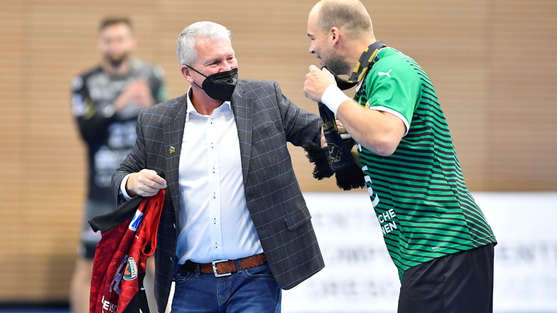 Flirtet HC-Präsident Uwe Saegeling – wie hier mit Nationalspieler Paul Drux – schon mit der 1. Bundesliga? Der Unternehmer hat darauf eine klare Antwort.