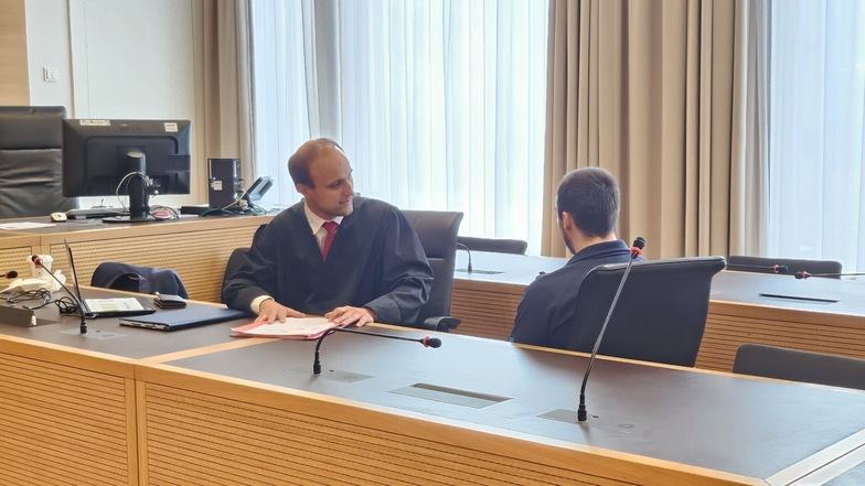 Kellereinbrecher Eric S. (r.) mit seinem Verteidiger Christian Hermann zum Prozessauftakt am Landgericht Dresden.