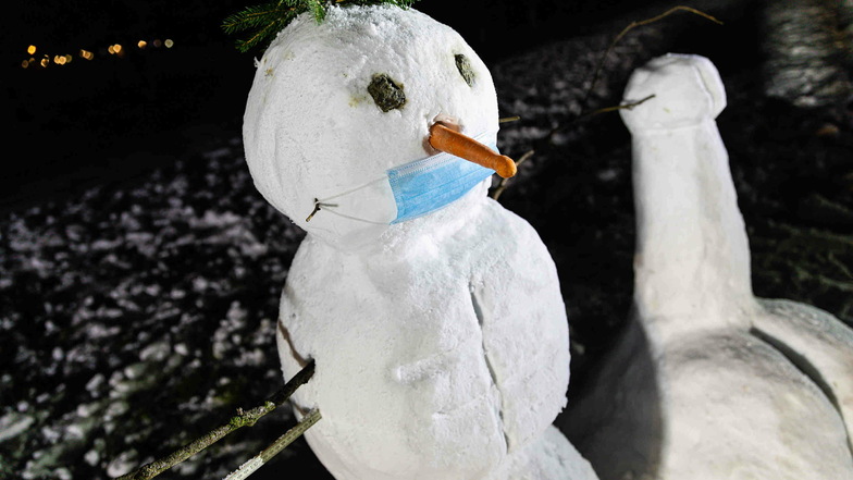 Dem Schneemann und der Schneefrau wurden Corona-Masken aufgesetzt.