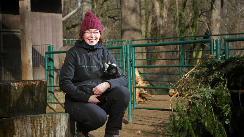 Tierpark-Mitarbeiterin Melanie Bluhm zeigt den kleinen Ziegenbock aus dem Riesaer Tierpark. Was noch fehlt, ist ein Name für das Tier.