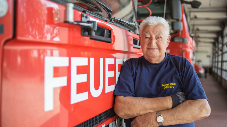 Werner Fechner ist 70 Jahre im Dienst der Freiwilligen Feuerwehr in Niesky. Dafür wurde der 89-Jährige jetzt geehrt.