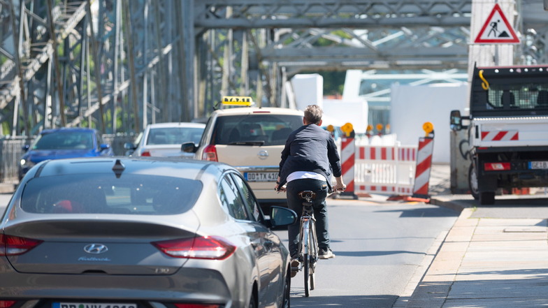 Radfahrer sollten eine eigene Spur auf dem Blauen Wunder in Dresden bekommen, der Plan wurde nun gestoppt.