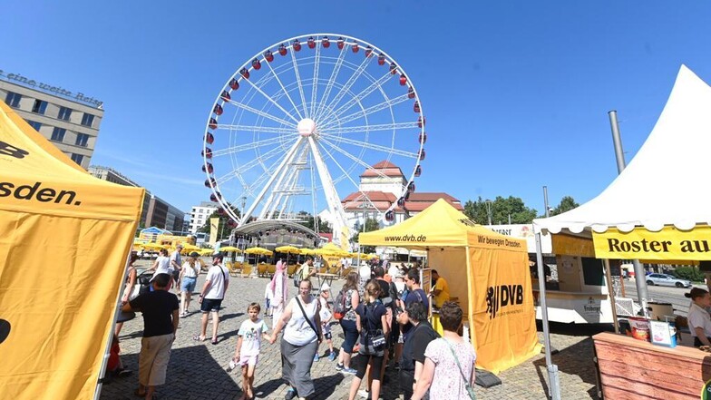 Auf dem Postplatz können Stadtfest-Besucher nicht nur mit dem Riesenrad fahren, dessen Gondeln klimatisiert sind. In der DVB-Oase finden Gäste unter den Sonnenschirmen und auf den Liegestühlen auch Schatten.