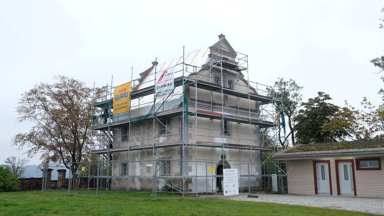 Eingerüstet zeigt sich jetzt das Weinberghaus auf dem Crassoberg. Spätestens im nächsten Frühjahr soll das Kleinod mit neuer Dachdeckung und sanierter Fassade über der Stadt strahlen.
