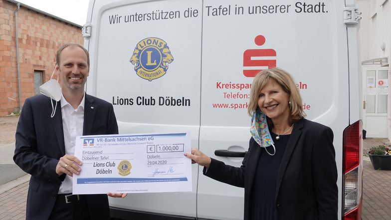 Torsten Bruß vom Vorstand des Döbelner Lions Clubs übergibt den symbolischen Spendenscheck für die Döbelner Tafel an die Geschäftsführerin Anne Katrin Koch vom Verein Netz Werk Mittweida.