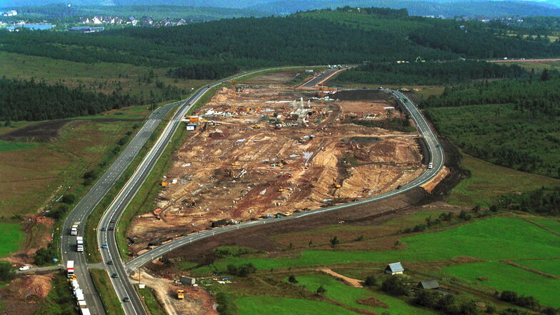 Auf der grünen Wiese entstand bis Dezember 2000 kurz vor Zinnwald eine neue Grenzzollanlage hier ein Luftbild von 1999.