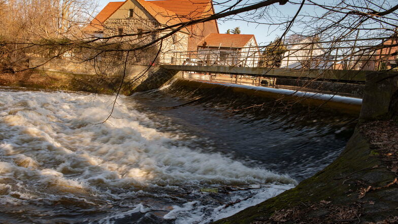 Das Wehr der Großen Röder in Cunnersdorf. Die Fluten tosen bedrohlich.